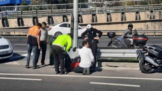 Kadın trafik polisi, kazada yaralanan motosikletlinin yanından bir an olsun ayrılmadı