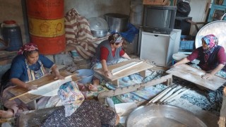 Kadınlar imece ile yufka ekmek hazırladı
