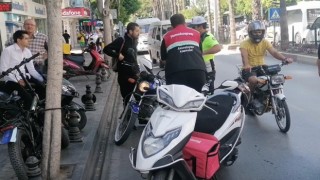 Kafalarında olması gereken kaskı motosiklete taktılar, cezalardan kaçamadılar