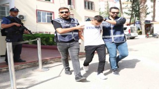 Kafede oturan genci küfrettiği için sırtından vurmuş