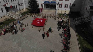 Kamuflaj giyen minikler JÖH Komutanlığına yürüyüdü