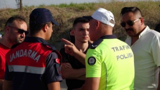 Kamyonetin aynasına çarpıp otomobilin altında sürüklenen motosiklet sürücüsü hayatını kaybetti
