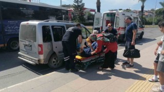 Kanser tedavisi görmeye giderken kaza yaptılar, yola ambulansla devam etti