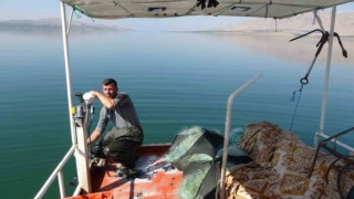 Karakaya Barajı balıkçıların ekmek teknesi oldu