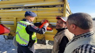 Karapınarda jandarma trafik traktör römorklarına üçgen reflektör taktı