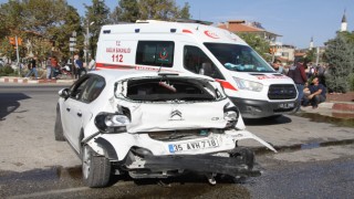 Kargo kamyonu, tır ve otomobilin karıştığı kazada 2 kişi yaralandı