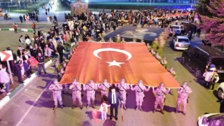 Karsta Türk bayraklı meşaleli Cumhuriyet yürüyüşü