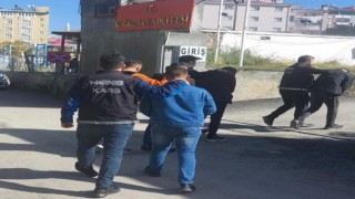 Karsta uyuşturucu taciri 3 kişi tutuklandı