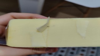 Kaşar peynirinin içinden çıkan siyah cisim karşısında hayrete uğradı