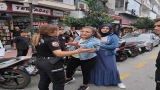 Kasksız yakalanan motosikletli kadın, polisleri çileden çıkardı