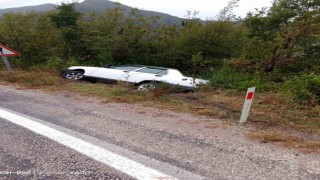 Kastamonuda kayganlaşan yolda kontrolden çıkan otomobil şarampolde devrildi