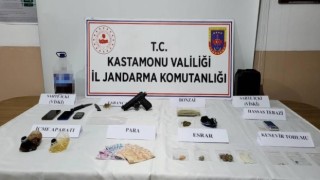Kastamonuda uyuşturucu maddeyle yakalanan üç şüpheli tutuklandı