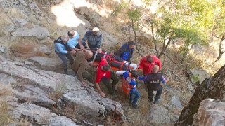 Kayadan düşerek yaralandı, ambulans helikopterle hastaneye kaldırıldı