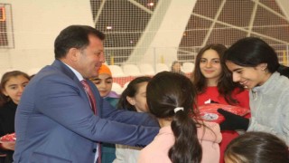 Kayseri Gençlik ve Spor Kulübü Artistik Buz Pateni takımına malzeme dağıtımı yapıldı