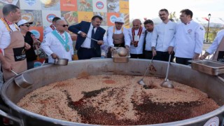 Kayseride dünya rekoru: 1 ton mantı 1 kazanda pişirildi