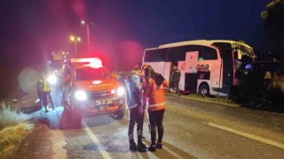 Kayseride kontrolden çıkan yolcu otobüsü aydınlatma direğine çarptı: 16 yaralı