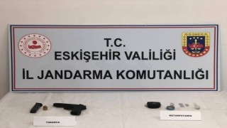 Kaza yapan aracın içinden uyuşturucu madde ve ruhsatsız tabanca çıktı