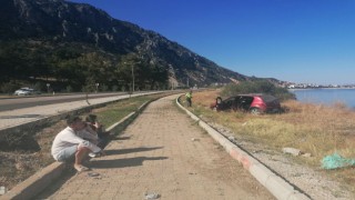 Kaza yapan genç çift sarılarak birbirini teselli etti