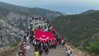 Kazdağları Cam Seyir Terasında 100. Yılda 100 Gençle Doğa Yürüyüşü etkinliği yapıldı