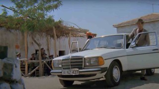 Kemal Sunalın filmlerinde de kullandığı Mercedes arabayı satışa çıkardı