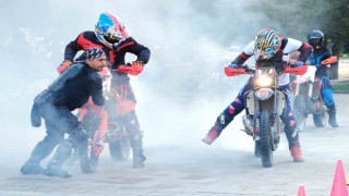 Kentin göbeğinde nefes kesen motocross gösterisi