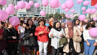 Kepezde kanser farkındalığı için gökyüzüne pembe balon bırakıldı