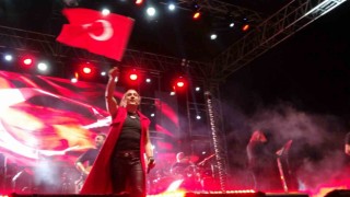 Kıraç Cumhuriyetin 100. yıl marşını ilk kez Kozanda hayranlarına dinletti