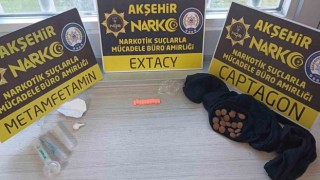 Kiralık araçla yakalanan zehir tacirleri uyuşturucuları çoraba saklamış