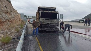 Kireç taşı yüklü hafriyat kamyonu seyir halindeyken yandı