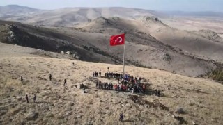 Kırşehir Emniyeti 100 gönüllü ile bin 600 rakımlı tepeye Türk bayrağı dikti