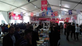 Kitap fuarında Kürtçe kitap standına yoğun ilgi