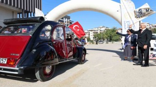 Klasik otomobiller, kız çocukları için yola çıktı