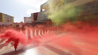 Komandoların gösterisi izleyenleri mest etti
