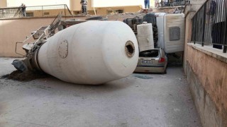 Kontrolden çıkan beton mikseri üzerine devrildiği 3 aracı kullanılamaz hale getirdi