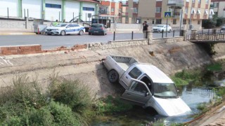 Kontrolden çıkan kamyonet sulama kanalına uçtu