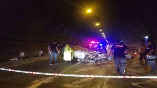 Kontrolden çıkan otomobil tünelde takla attı: 2 ölü