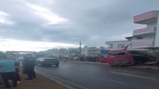 Kontrolden çıkan tır mağazaya daldı: 7 yaralı