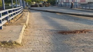 Köprü yıkılıyor öğrencilere belediyeden servis desteği