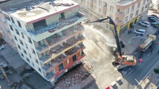 Körfezde 5 katlı riskli bina yıkıldı