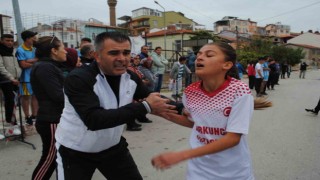 Koşuda birinci olan öğrenci baygınlık geçirip gözyaşlarına boğuldu