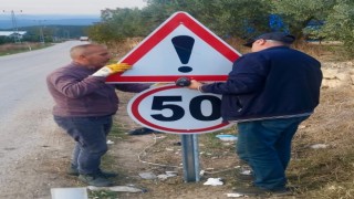Köy yolları trafik levhalarıyla artık daha rahat