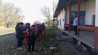 Köylerinde çocuk olmayınca Cumhuriyetin 100. yılını ezberledikleri şiirlerle kutladılar