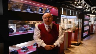 Küçük yaştan itibaren biriktirmeye başladığı yüzlerce fotoğraf makinesiyle müze kurdu