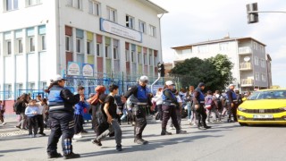 Küçükçekmece zabıtasından okul önlerinde denetim