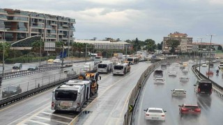 Küçükçekmecede metrobüsler çarpıştı: 4 yolcu hafif yaralandı
