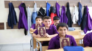Kuran-ı Kerim veya Peygamberin Hayatı derslerini seçen çocuklara anlamlı hediye