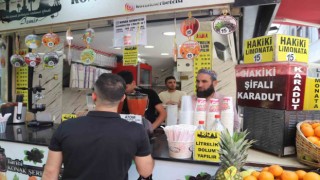 Kurtarmak istediği arı az kalsın canından ediyordu