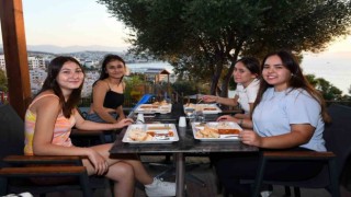 Kuşadası Belediyesi sofrasını üniversite öğrencilerine açtı