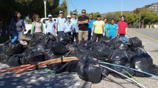 Kuşadası Doğal Botanik Parktan bir kamyon çöp toplandı