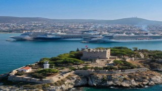 Kuşadasına 4 gemiyle denizden 6 bin 854 yolcu geldi